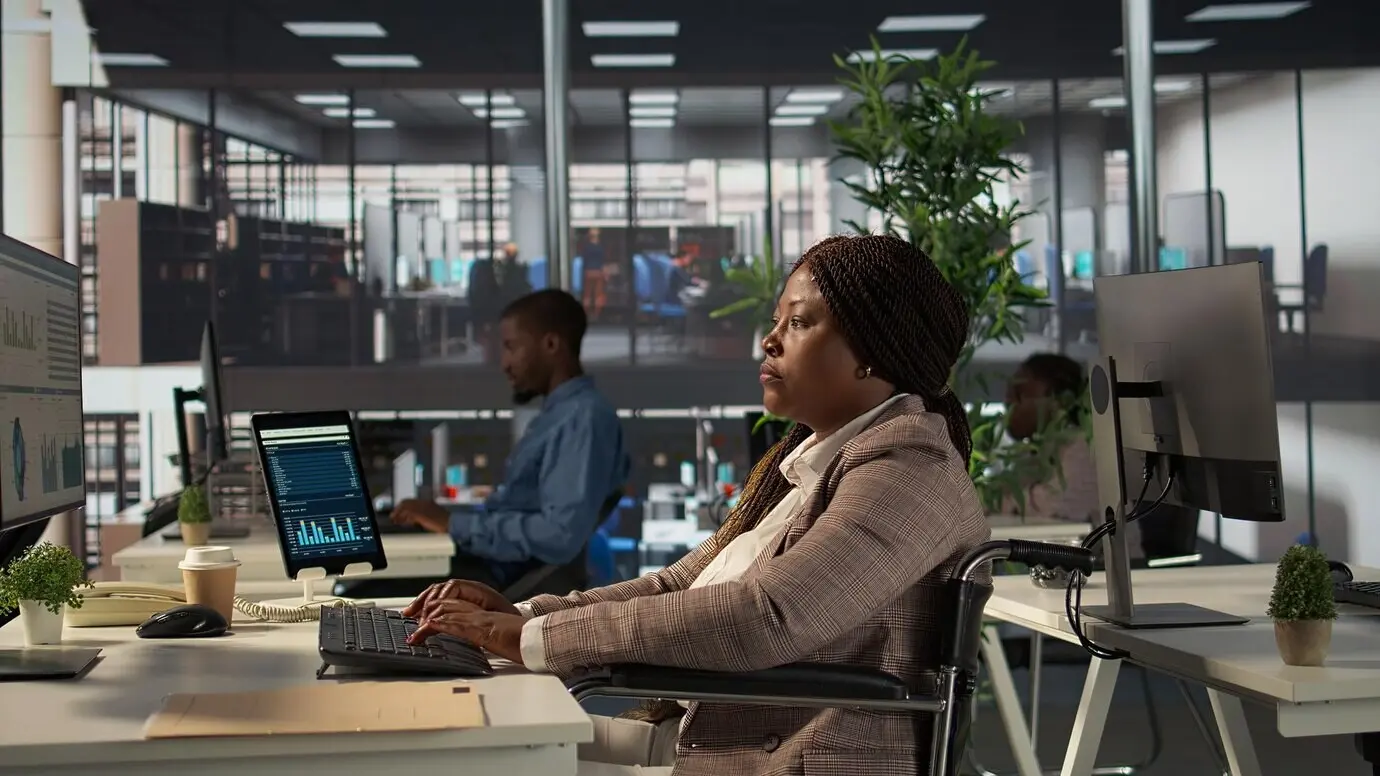 Employé afro-américain en situation de handicap travaillant sur une stratégie financière