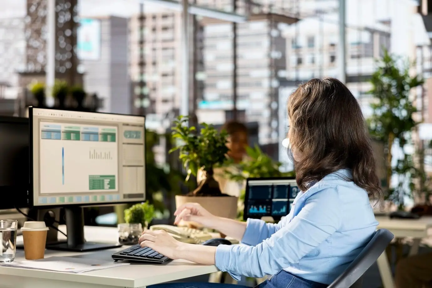 Une employée passe en revue les données de l'entreprise pour travailler sur une nouvelle stratégie.