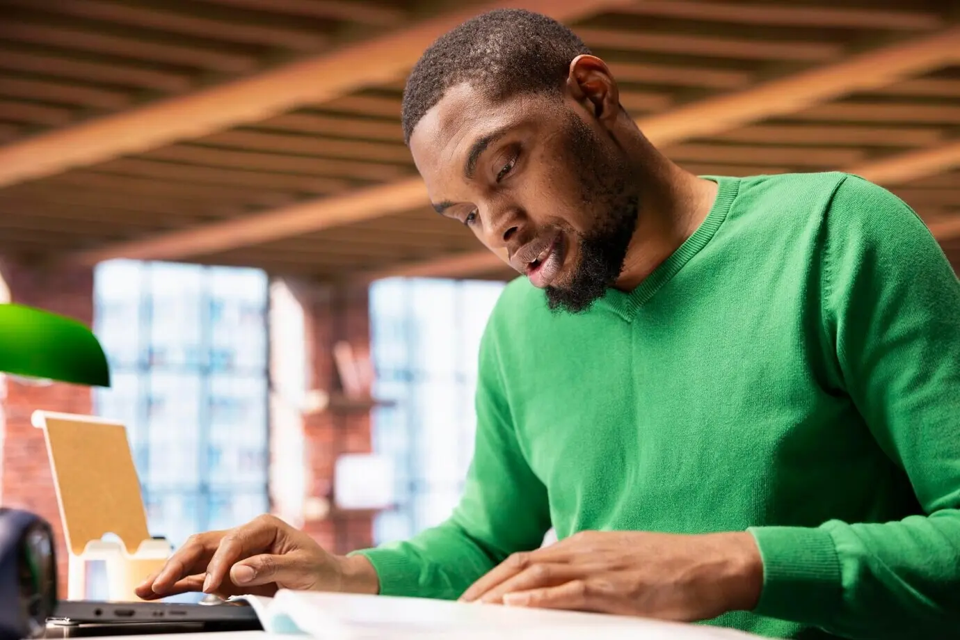 Personne stressée en train de faire ses impôts, perplexe face aux documents administratifs.