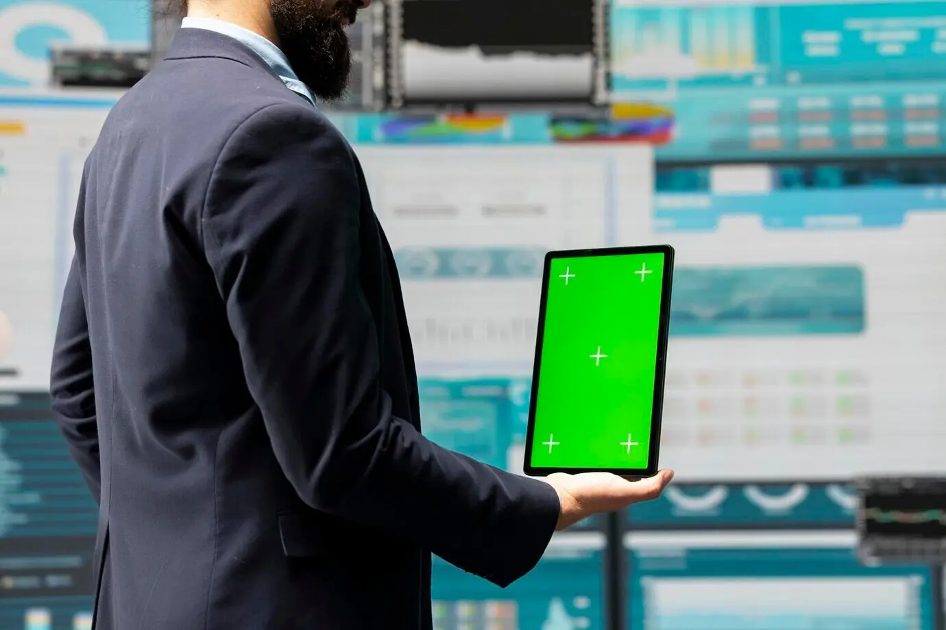 Un administrateur de sexe masculin utilise une tablette à écran vert pour explorer une nouvelle stratégie de croissance.